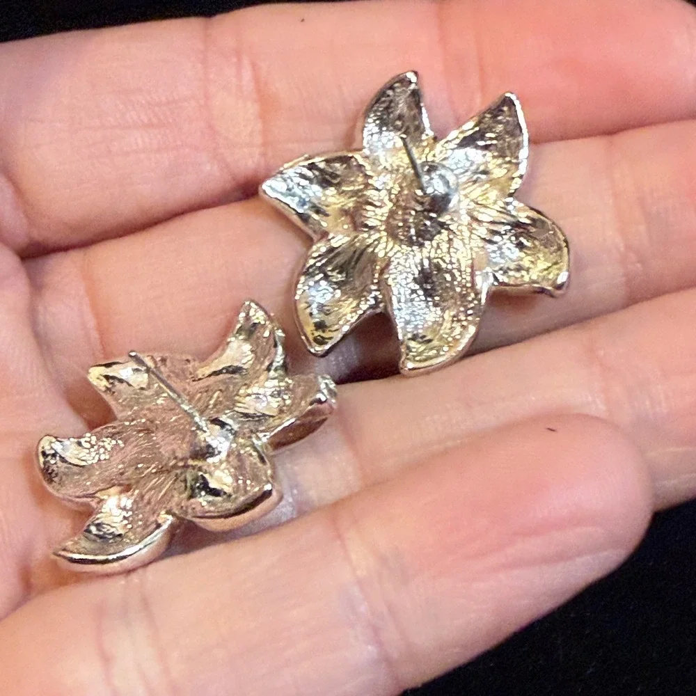 Vintage Style Enamel Flower Stud Earrings Yellow Orange Floral Silver Tone 1